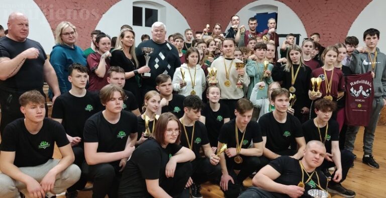 Radviliškiečiai laimėjo Lietuvos jaunimo rankų lenkimo čempionatą