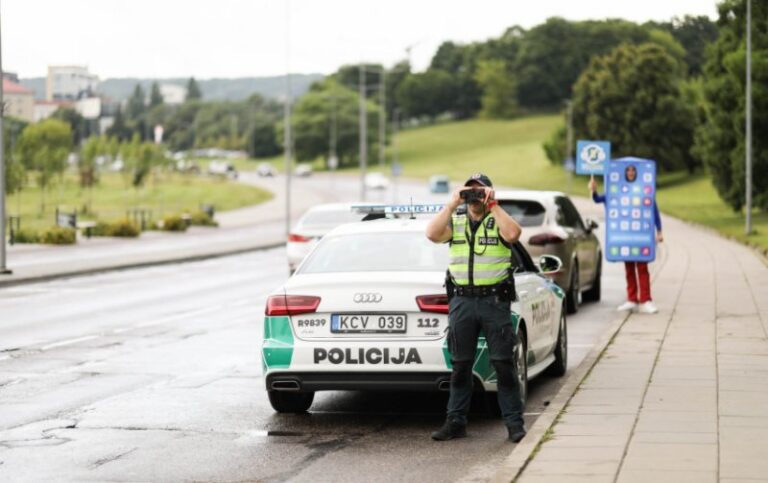 Už prisilietimą prie telefono vairuotojams gresia bauda arba net teisių atėmimas