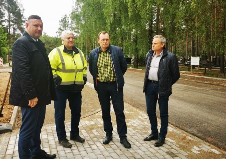 Rajono keliuose darbuojasi kelininkai