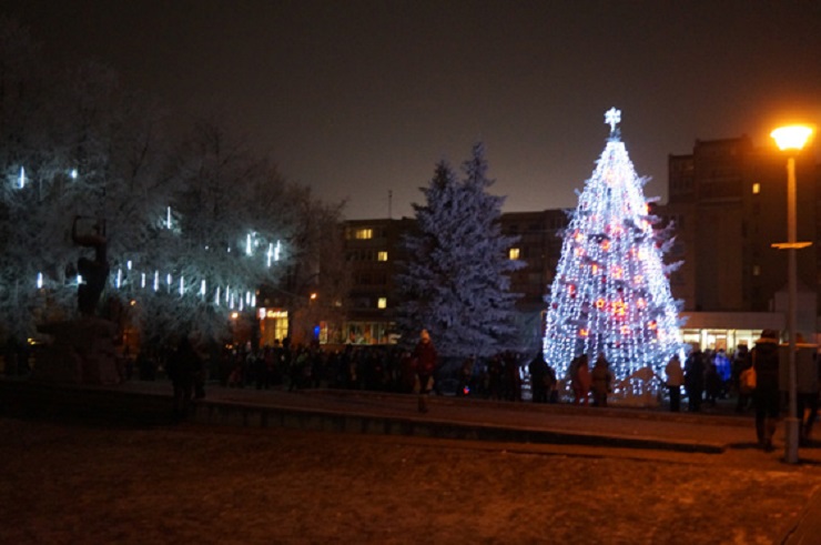Radviliškio miesto eglę įžiebė dviračiu atmynęs Kalėdų Senelis