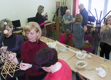 Lizdeikos gimnazijos bendruomenė mokėsi kurti šiaudinius sodus