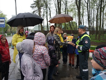 Šeduviai rinko parašus už vaikų saugumą keliuose