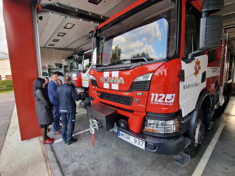 Ugniagesiai rajono vadovams pristatė naująjį gelbėjimo automobilį