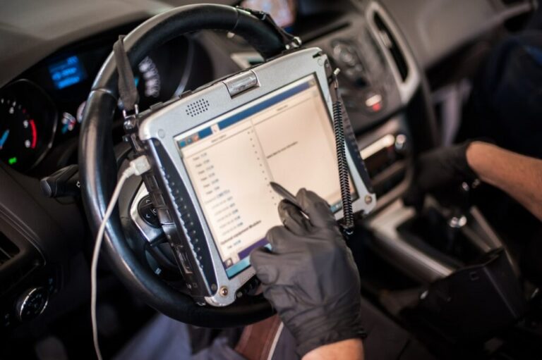 Profesionali auto priežiūra: Kaip auto diagnostikos įranga tampa būtinu įrankiu kiekvieno automechaniko darbe