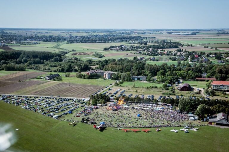 Šeduvos aerodrome ant lėktuvų sparnų išlydėta vasara