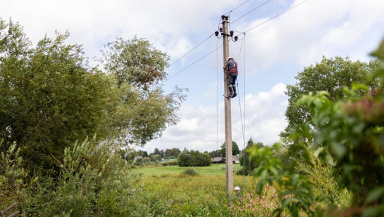 Ilgiau kaip tris paras elektros neturintiems gyventojams ESO turės išmokėti kompensacijas  