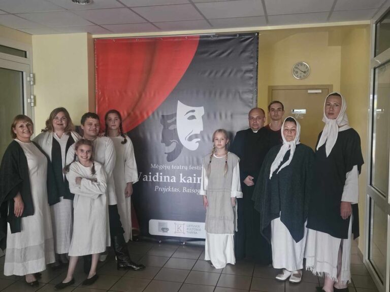 Teatrai sugrįžo į Baisogalą: prasidėjo mėgėjų teatro festivalis „Vaidina kaimynai“