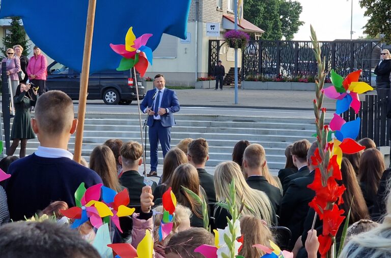 Meras užtikrino: rajono mokyklose berniukams sijonai nebus siuvami