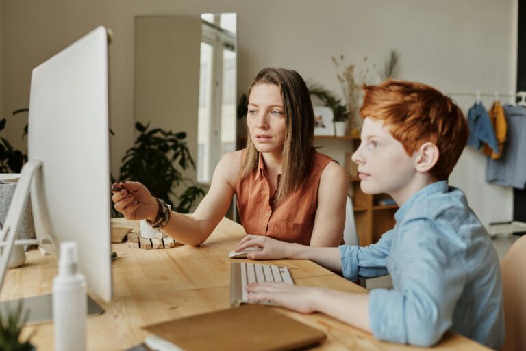 Matematikos korepetitoriai: kaip jie padeda siekti akademinių tikslų?