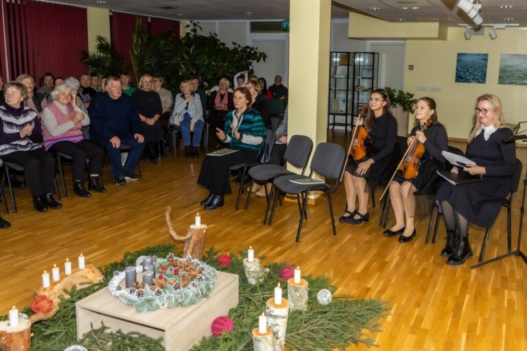 Advento vakaras Baisogaloje: jaukumas, muzika ir širdžių šiluma