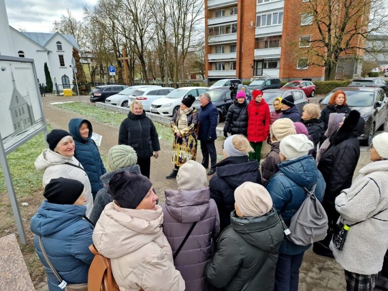 ažoji architektūra Radviliškyje: Trečiojo amžiaus universiteto nariai susipažino su istoriniu paveldu