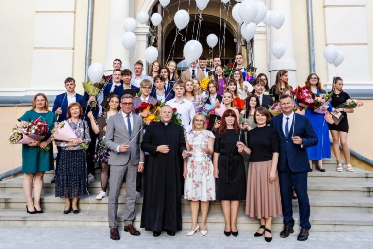 To Radviliškis dar nematė: abiturientai pasiekė šimtukų rekordą