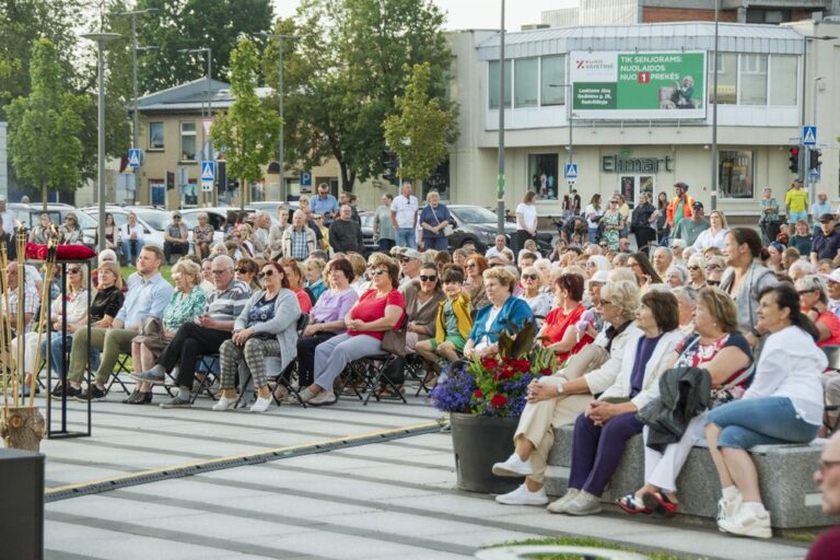 Lietuva karūnuota širdimi: Valstybės dienos šventė Radviliškyje prie Nikės paminklo subūrė miestą į vieną balsą