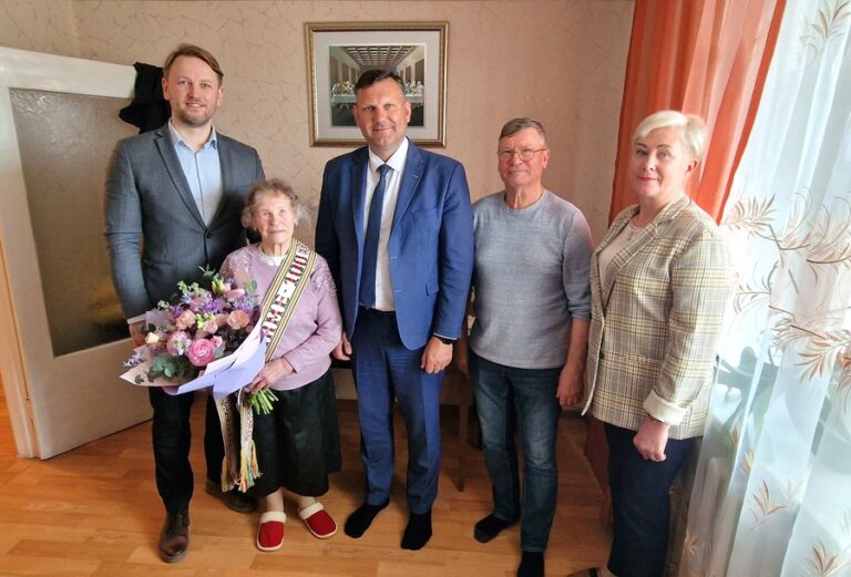 Šimtametės gyvenimo paslaptis – darbas, judėjimas ir smalsumas pasauliui