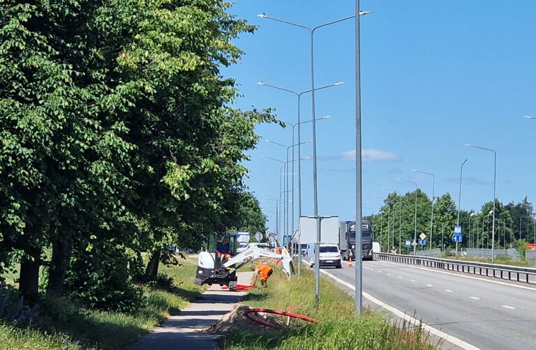 Radviliškyje atnaujinamas nuolat gesdavęs magistralinio kelio apšvietimas